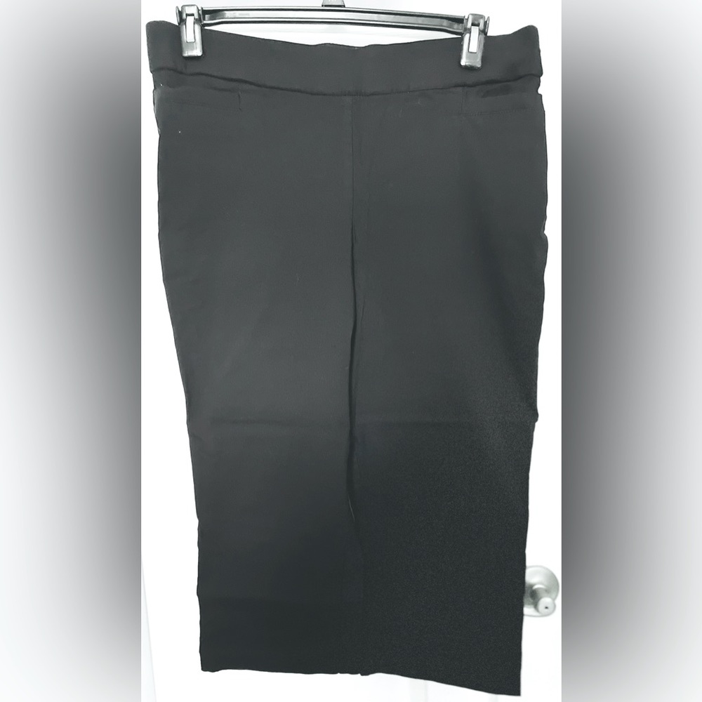 Briggs, black stretch capris, size 16